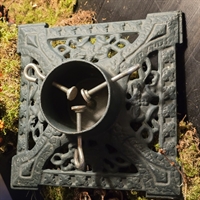 firkantet-mørkegrøn-støbejernsfod-juletræsfod-klokke-dekoration-genbrug